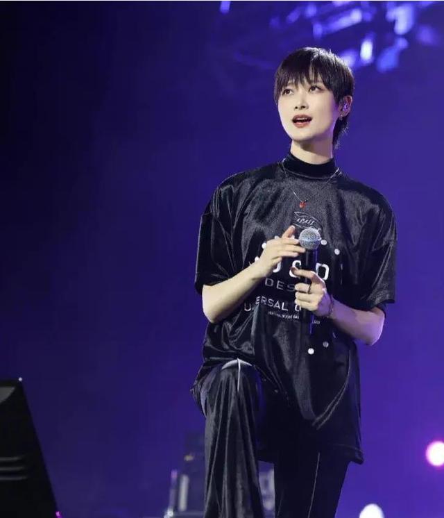 包含太阳新秀表现惊艳，全场观众掌声不断，出来拥有.的词条